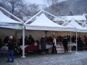 a Prvi Božićni sajam u Krapinskim Toplicama